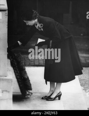 Aktenfoto vom 07/11/54 von Queen Elizabeth II., die während des Gedenkgottesdienstes zu Ehren der Toten zweier Weltkriege einen Kranz auf dem Cenotaph in Whitehall, London, placin. König Karl III. Wird heute zum ersten Mal als regierender Monarch einen Kranz im Cenotaph niederlegen. Ausgabedatum: Sonntag, 13. November 2022. Stockfoto