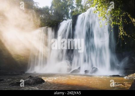 Hoher Wasserfall in den Bergen bei Morgenlicht. Tropische Landschaft in Camobodia. Stockfoto