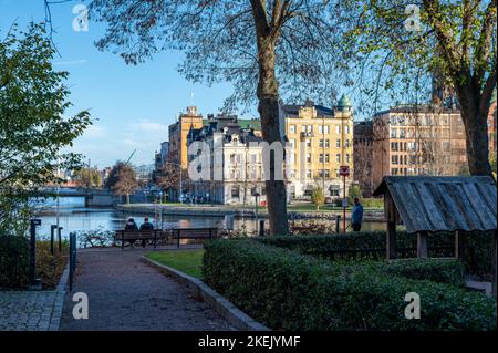 Norrkoping Stadt und Motala Fluss bei Refvens grund an einem sonnigen Herbsttag. Norrkoping ist eine historische Stadt in Schweden Stockfoto