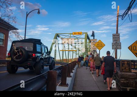 New Hope, PA, USA - 5. Nov 2022: Pedestrans überqueren die sechs Spannweiten, 1.053 Fuß lange Brücke von New Hope, PA nach Lambertville, NJ, die 1 gebaut wurde Stockfoto