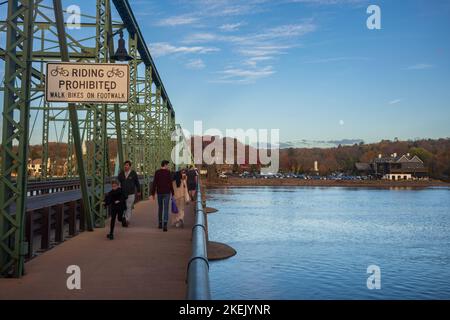 New Hope, PA, USA - 5. Nov 2022: Pedestrans überqueren die sechs Spannweiten, 1.053 Fuß lange Brücke von New Hope, PA nach Lambertville, NJ, die 1 gebaut wurde Stockfoto