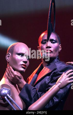 Grace Jones tritt in der Nacht der Proms in Gelredome Arnhem Holland vvbvanbree Fotografie auf Stockfoto