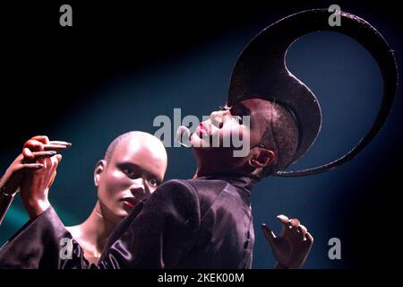 Grace Jones tritt in der Nacht der Proms in Gelredome Arnhem Holland vvbvanbree Fotografie auf Stockfoto