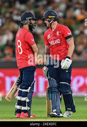 Melbourne, Australien. 13.. November 2022. Moeen Ali und ben Stokes aus England während des ICC Men's World Cup Spiels T20 zwischen Pakistan und England auf dem Melbourne Cricket Ground am 13. November 2022 in Melbourne, Australien. (Foto : Izhar Khan) BILD AUF REDAKTIONELLE VERWENDUNG beschränkt - STRENG KEINE KOMMERZIELLE NUTZUNG Quelle: Izhar Ahmed Khan/Alamy Live News/Alamy Live News Stockfoto