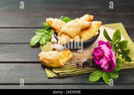 Traditionelle jüdische Rugelach oder Kifli Crescent gerollte Kekse mit Rosenkonfitüre Füllung. Frisch Gebackene Mürbeteig-Croissants Konfektion Stockfoto