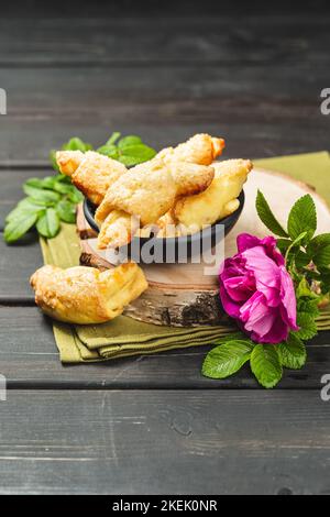 Traditionelle jüdische Rugelach oder Kifli Crescent gerollte Kekse mit Rosenkonfitüre Füllung. Frisch Gebackene Mürbeteig-Croissants Konfektion Stockfoto