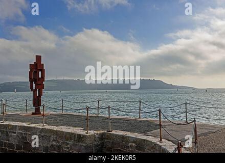 Sir Anthony Gormleys Skulptur ‘Look II’ aus dem Jahr 12ft blickt von seinem Haus am West Hoe Pier Plymouth über den Plymouth Sound. Die menschliche Figur sieht aus, um sich zu sehen Stockfoto