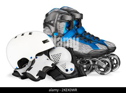 Blau graue Inline-Skates und weiß schwarze Skating-Sicherheitsausrüstung wie Skate-Helm Handgelenk Knie und Ellenbogen Protector Pads auf isoliertem Hintergrund Stockfoto