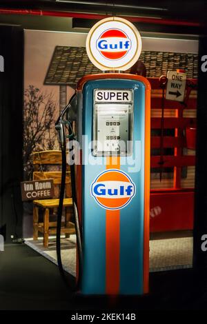 Beleuchtetes Schild der Gulf Oil Company in traditionellen orangefarbenen und blauen Farben auf einer alten Tankstelle auf der Ausstellung in Baku, Aserbaidschan - 12. april 2017 Stockfoto