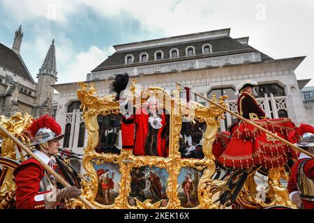 London, Großbritannien. 12.. November 2022. Die jährliche Lord Mayor's Show geht vom Mansion House durch die City of London, vorbei an der St. Paul's Cathedral, zum Royal Courts of Justice und zurück. Der Ratsherr Nichola Lyons fährt im goldenen Staatsbus und wird 694. zum Oberbürgermeister von London in einem Segen an der St. Paul's Cathedral. Kredit: Imageplotter/Alamy Live Nachrichten Stockfoto