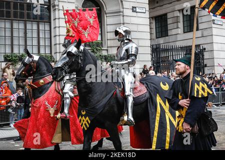 London, Großbritannien. 12.. November 2022. Die mittelalterliche Reitgruppe Historic Equitation in Ritterrüstung auf dem Pferd für die Worshipful Company der Waffenschmiede und Brasilianer.die jährliche Lord Mayor's Show geht vom Mansion House durch die City of London, vorbei an der St. Paul's Cathedral, zu den Royal Courts of Justice und zurück. Der Ratsherr Nichola Lyons fährt im goldenen Staatsbus und wird 694. Oberbürgermeister von London. Kredit: Imageplotter/Alamy Live Nachrichten Stockfoto