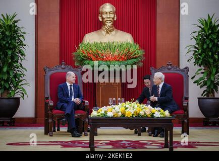 Hanoi, Vietnam. 13.. November 2022. Bundeskanzler Olaf Scholz (SPD) wird von Nguyen Phu Trong (r), Generalsekretär der Kommunistischen Partei, empfangen. Vietnam ist die erste Station der Bundeskanzlerin auf dem Weg zum Gipfel G20. Quelle: Kay Nietfeld/dpa/Alamy Live News Stockfoto