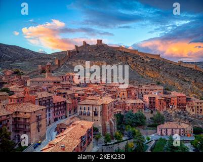 Blick auf Albarracin bei Sonnenuntergang mit seinen Mauern und der Kathedrale im Vordergrund. Stockfoto