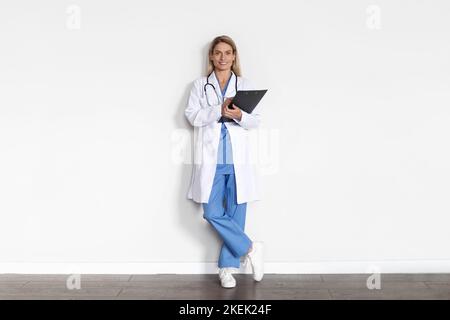 In Voller Länge Aufnahme Einer Ärztin In Uniform Mit Zwischenablage In Den Händen Stockfoto