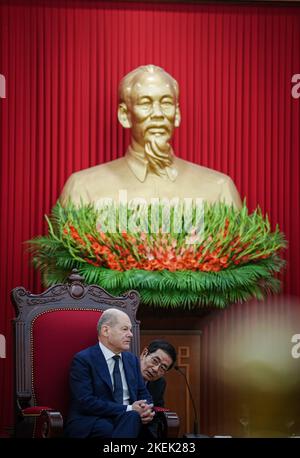 Hanoi, Vietnam. 13.. November 2022. Bundeskanzler Olaf Scholz (SPD) sitzt beim Empfang des Generalsekretärs der Kommunistischen Partei neben einem Dolmetscher. Vietnam ist die erste Station der Kanzlerin auf dem Weg zum Gipfel G20. Quelle: Kay Nietfeld/dpa/Alamy Live News Stockfoto