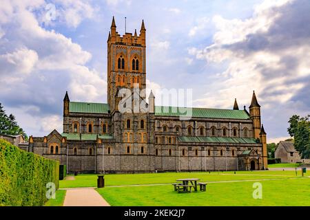 Die eindrucksvolle Architektur der römisch-katholischen Abtei Buckfast ist Teil eines Benediktinerklosters. Es befindet sich in Buckfastleigh, Devon, England, Großbritannien Stockfoto