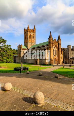 Die eindrucksvolle Architektur der römisch-katholischen Abtei Buckfast ist Teil eines Benediktinerklosters. Es befindet sich in Buckfastleigh, Devon, England, Großbritannien Stockfoto