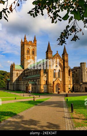 Die eindrucksvolle Architektur der römisch-katholischen Abtei Buckfast ist Teil eines Benediktinerklosters. Es befindet sich in Buckfastleigh, Devon, England, Großbritannien Stockfoto