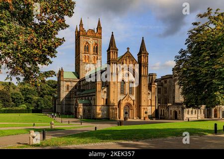 Die eindrucksvolle Architektur der römisch-katholischen Abtei Buckfast ist Teil eines Benediktinerklosters. Es befindet sich in Buckfastleigh, Devon, England, Großbritannien Stockfoto