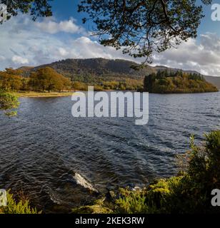 Blick von Friar's Crag über Derwentwater in Richtung Walla Crag, English Lake District. Stockfoto