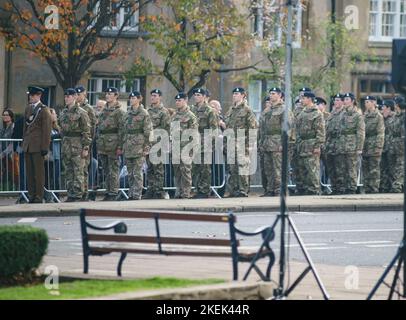 Oxford, Großbritannien. 13.. November Menschen stehen an der Linie St. Giles (die Hauptstraße nach Oxford), um an der Parade zum Gedenktag teilzunehmen. Mitglieder der Streitkräfte, Pfadfinder, Jungen und Jungen, Jungen und Rettungsdienste waren ebenfalls anwesend. Der Gottesdienst fand am Kriegsdenkmal am Eingang der Stadt statt. Kredit: Bridget Catterall/AlamyLive Nachrichten Stockfoto