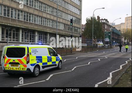 Islington Row, Birmingham, 13. November 2022. - West Midlands Police am Tatort eines Treffers im Stadtzentrum von Birmingham, wo ein Mann in seinen 30ern schwer verletzt wurde, nachdem er nach 3 Uhr morgens (13. November) von einem Auto in der Islington Row heftig angefahren wurde. WEST MIDS POLIZEIERKLÄRUNG: „Wir bitten um Informationen, nachdem ein Mann nach einem Treffer im Stadtzentrum von Birmingham schwer verletzt wurde. Ein Mann im Alter von 30 Jahren wurde kurz nach 3 Uhr morgens (13. November) von einem Auto in der Islington Row angefahren. Er befindet sich derzeit in einem kritischen Zustand im Krankenhaus. Quelle: Stop Press Media/Alamy Live News Stockfoto