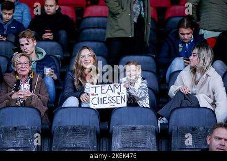 NIJMEGEN, NIEDERLANDE - 13. NOVEMBER: Fan Supporters Banner stellt die Entscheidung in Frage, den Torhüter Jasper Cillessen von N.E.C. während des niederländischen Eredivisie-Spiels zwischen N.E.C. und RKC Waalwijk am 13. November 2022 im Goffertstadion in Nijmegen, Niederlande, nicht zur Weltmeisterschaft zu bringen (Foto: Broer van den Boom/Orange Picts) Stockfoto