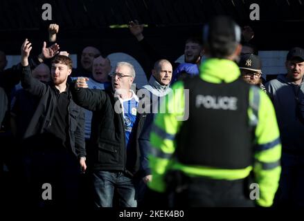 Die Fans von Blackburn Rovers treffen vor dem Spiel der Sky Bet Championship in Turf Moor, Burnley, ein. Bilddatum: Sonntag, 13. November 2022. Stockfoto