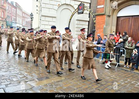 York, Großbritannien, 13.. November 2022, Remembrance Sunday. Im Dienst des Militärs und der Veteranen marschieren Militärangehörende und Frauen in einer Parade durch das Stadtzentrum, um sich an diejenigen zu erinnern, die ihr Leben im Dienste ihres Landes gaben. Paul Biggins/Alamy Live News Stockfoto