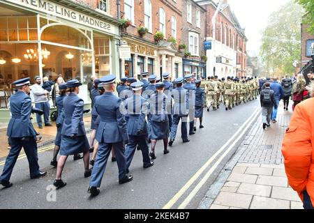 York, Großbritannien, 13.. November 2022, Remembrance Sunday. Im Dienst des Militärs und der Veteranen marschieren Militärangehörende und Frauen in einer Parade durch das Stadtzentrum, um sich an diejenigen zu erinnern, die ihr Leben im Dienste ihres Landes gaben. Paul Biggins/Alamy Live News Stockfoto