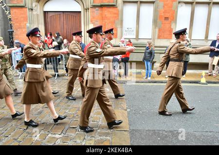 York, Großbritannien, 13.. November 2022, Remembrance Sunday. Im Dienst des Militärs und der Veteranen marschieren Militärangehörende und Frauen in einer Parade durch das Stadtzentrum, um sich an diejenigen zu erinnern, die ihr Leben im Dienste ihres Landes gaben. Paul Biggins/Alamy Live News Stockfoto