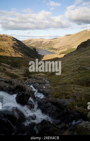 Kleine Wasser Beck fließen zu Haweswater, im englischen Lake District Stockfoto