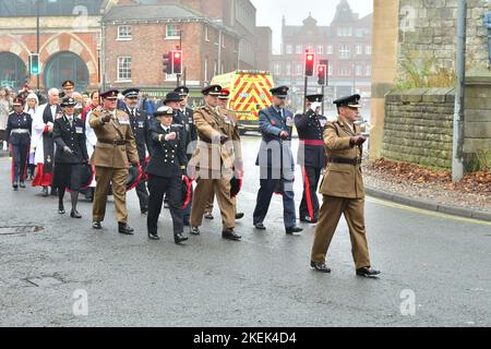 York, Großbritannien, 13.. November 2022, Remembrance Sunday. Im Dienst des Militärs und der Veteranen marschieren Militärangehörende und Frauen in einer Parade durch das Stadtzentrum, um sich an diejenigen zu erinnern, die ihr Leben im Dienste ihres Landes gaben. Paul Biggins/Alamy Live News Stockfoto