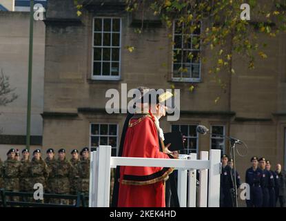 Oxford, Großbritannien. 13.. November Menschen stehen an der Linie St. Giles (die Hauptstraße nach Oxford), um an der Parade zum Gedenktag teilzunehmen. Mitglieder der Streitkräfte, Pfadfinder, Jungen und Jungen, Jungen und Rettungsdienste waren ebenfalls anwesend. Der Gottesdienst fand am Kriegsdenkmal am Eingang der Stadt statt. IM BILD: Der Oberbürgermeister von Oxford macht eine Rede Kredit: Bridget Catterall/AlamyLive News Stockfoto