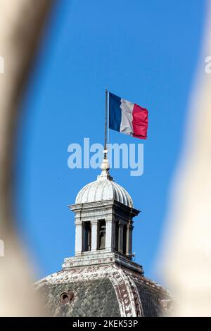 Die französische Flagge schwenkt auf dem Palais du Luxembourg (Palais du Luxembourg) in den Gärten von Luxemburg, in Paris, Frankreich, Europa. Stockfoto