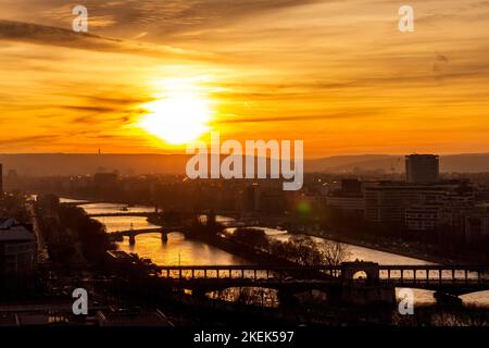 Herrlicher Sonnenuntergang mit Panoramablick auf die seine vom Eiffelturm in Paris, Frankreich, Europa aus gesehen. Stockfoto