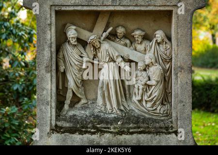 Deutschland, Gescher, Berkel, Naturpark hohe Mark Westmünsterland, Münsterland, Westfalen, Nordrhein-Westfalen, NRW, Gescher Friedhof, Kreuzweg von Heinrich Moors, Station 'Jesus trifft die Töchter Jerusalems' Stockfoto