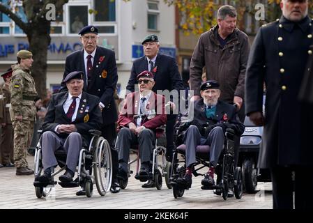 Veteranen kommen vor einem Gottesdienst und einer Parade am Sonntag zum Guildhall Square in Portsmouth. Bilddatum: Sonntag, 13. November 2022. Stockfoto