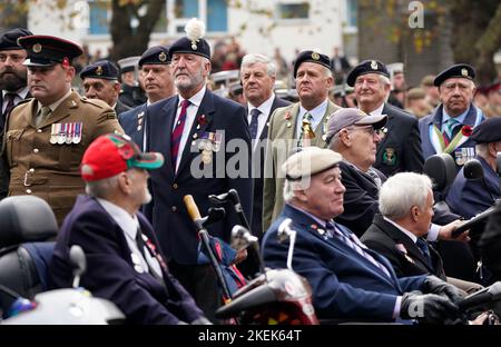 Veteranen kommen vor einem Gottesdienst und einer Parade am Sonntag zum Guildhall Square in Portsmouth. Bilddatum: Sonntag, 13. November 2022. Stockfoto