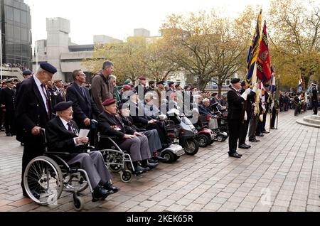 Veteranen kommen vor einem Gottesdienst und einer Parade am Sonntag zum Guildhall Square in Portsmouth. Bilddatum: Sonntag, 13. November 2022. Stockfoto