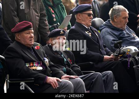 Veteranen nehmen an einem Gedenksonntagsgottesdienst und einer Parade auf dem Guildhall Square in Portsmouth Teil. Bilddatum: Sonntag, 13. November 2022. Stockfoto