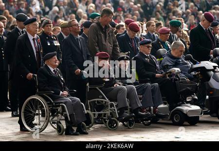 Veteranen nehmen an einem Gedenksonntagsgottesdienst und einer Parade auf dem Guildhall Square in Portsmouth Teil. Bilddatum: Sonntag, 13. November 2022. Stockfoto