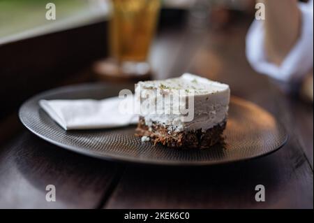 Rohes veganes Desset in Teller. Zitronenkuchen Stockfoto