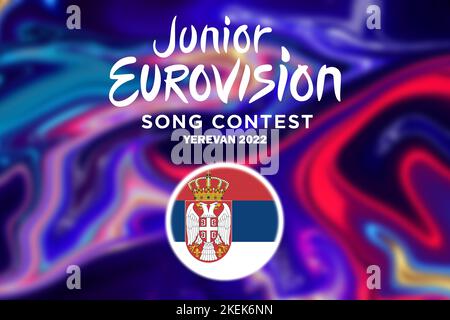 Junior Eurovision 2022, Armenisch Junior Eurovision in Jerewan, Teilnehmer aus Serbien Hintergrund Eurovision mit Serbien Flagge. Stockfoto