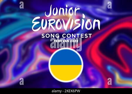 Junior Eurovision 2022, Armenisch Junior Eurovision in Jerewan, Teilnehmer aus der Ukraine Hintergrund Eurovision mit Ukraine Flagge. Stockfoto