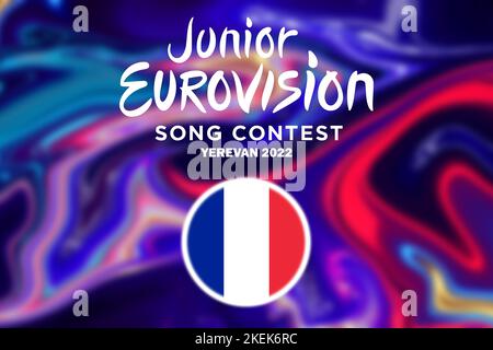 Junior Eurovision 2022, Armenisch Junior Eurovision in Jerewan, Teilnehmer aus Frankreich Hintergrund Eurovision mit Frankreich Flagge. Stockfoto