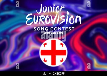 Junior Eurovision 2022, Armenisch Junior Eurovision in Jerewan, Teilnehmer aus Georgien Hintergrund Eurovision mit georgischer Flagge. Stockfoto