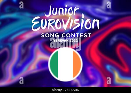 Junior Eurovision 2022, Armenisch Junior Eurovision in Jerewan, Teilnehmer aus Irland Hintergrund Eurovision mit Irlandflagge. Stockfoto