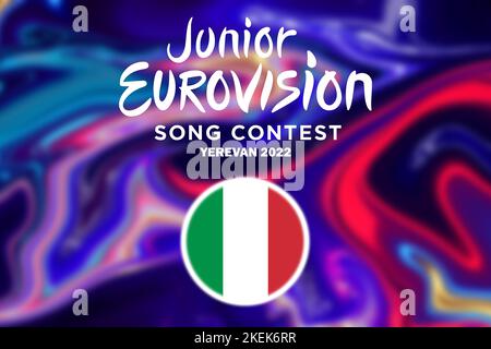 Junior Eurovision 2022, Armenisch Junior Eurovision in Jerewan, Teilnehmer aus Italien Hintergrund Eurovision mit Italien Flagge. Stockfoto