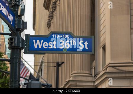 Nahaufnahme des blauen Straßenschilds in Richtung West 36. Street und Broadway. New York. USA. Stockfoto